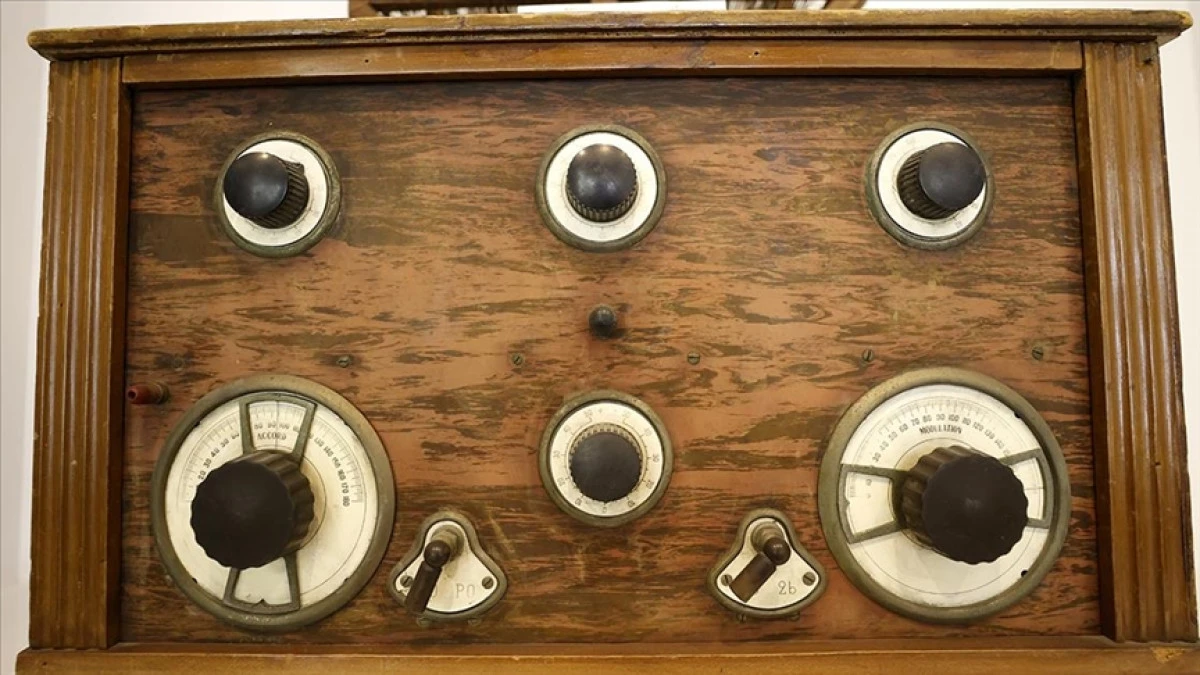 Telgraftan d&ouml;n&uuml;şt&uuml;r&uuml;len 106 yıllık radyo ziyaret&ccedil;ileri ge&ccedil;mişe g&ouml;t&uuml;r&uuml;yor