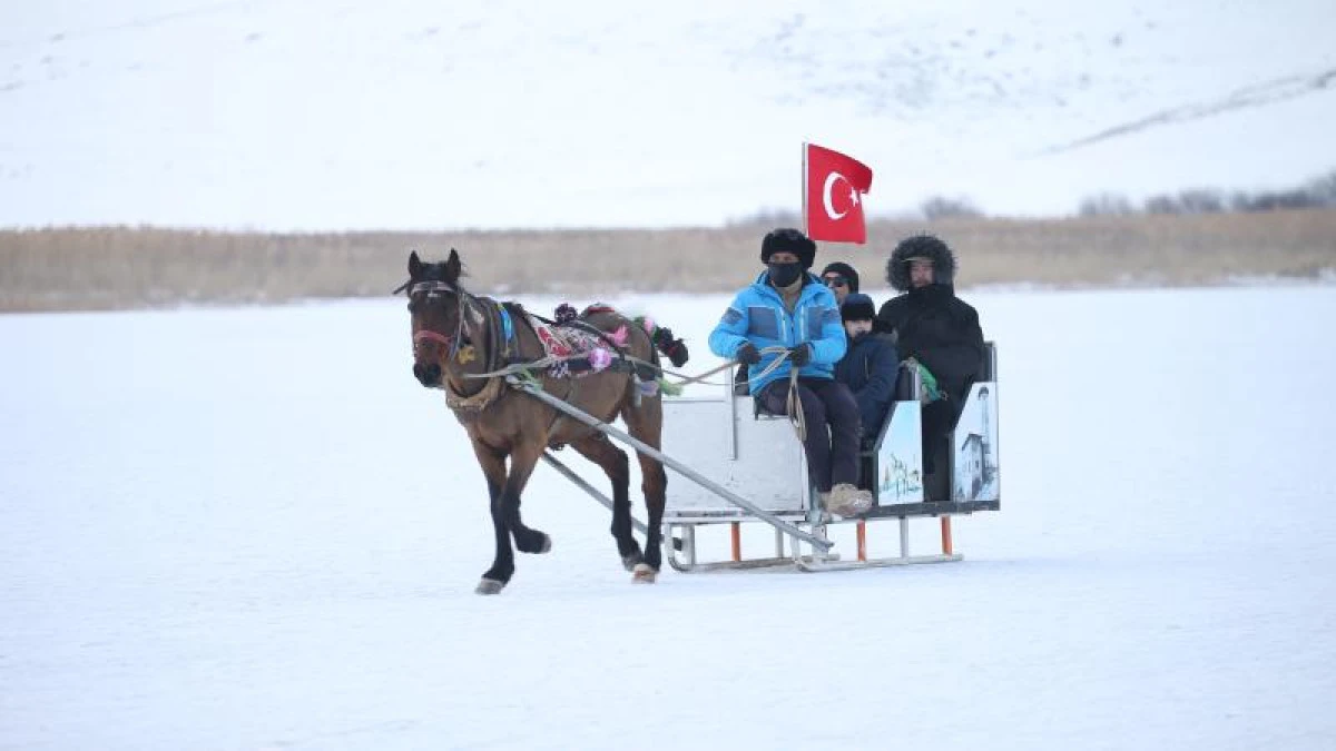 Turistik Doğu Ekspresi yolcuları buz tutan &Ccedil;ıldır G&ouml;l&uuml;'n&uuml;n keyfini &ccedil;ıkarda