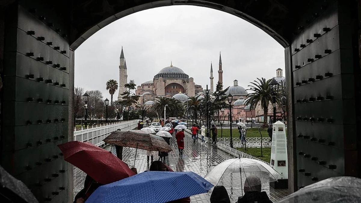 Yıl sonunda 53 milyon yabancı ziyaret&ccedil;iye, 64 milyar dolar turizm gelirine ulaşılması bekleniyor